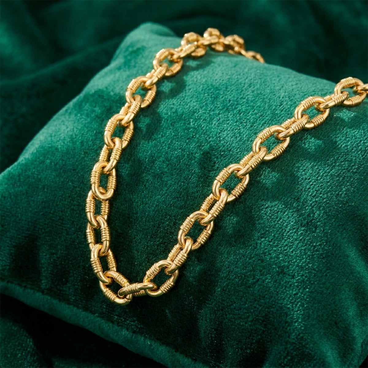 Crown Interlock Chain jewellery product view 1